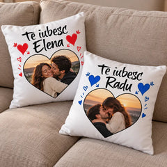 Set cadou romantic cu două perne personalizate cu poză și mesaj