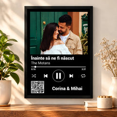 Tablou personalizat cu poză, melodie și cod QR, cu fotografie de cuplu și design de player muzical, cadou romantic pentru iubit sau iubită.