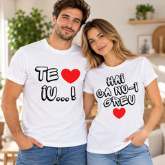 Tricouri amuzante pentru cupluri, albe, cu mesaje haioase și inimioare roșii