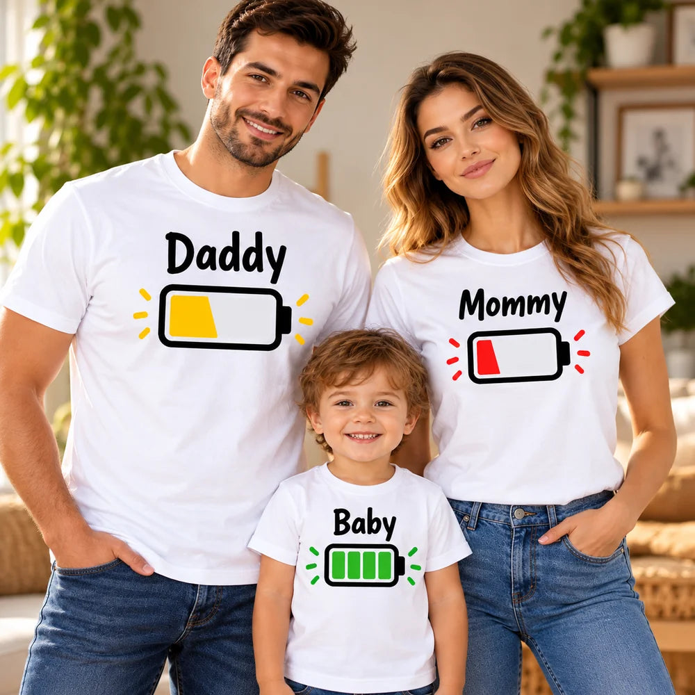 Set de tricouri asortate pentru familie, cu simboluri de baterii și niveluri diferite de energie