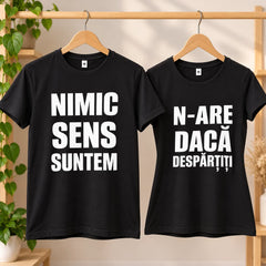 Două tricouri negre asortate pentru el și ea, cu imprimeuri albe și joc de cuvinte